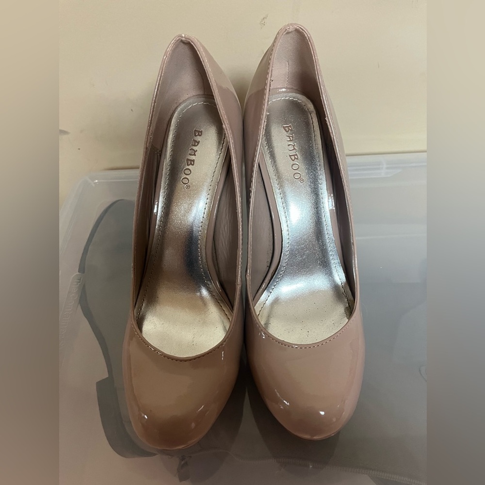 Hawt Hawt Hawt BAMBOO size 8 taupe patten leather heels